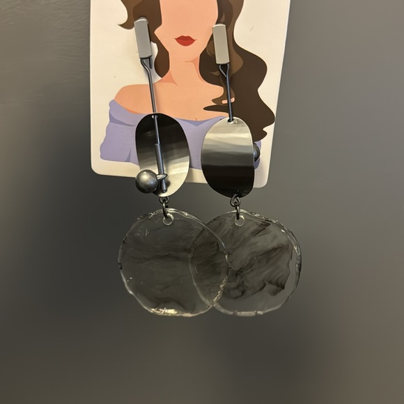 Great Deal Gorgeous Earrings - Picture 2 of 4